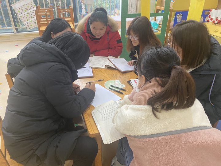 小班组《基于儿童，趣味签到》研讨活动